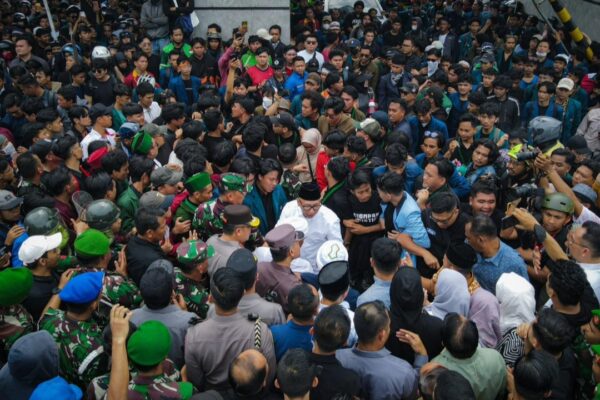 Aksi Damai 1 September di Lampung: Gubernur Rahmat Mirzani Djausal Rangkul Massa, Demokrasi Berjalan Tertib